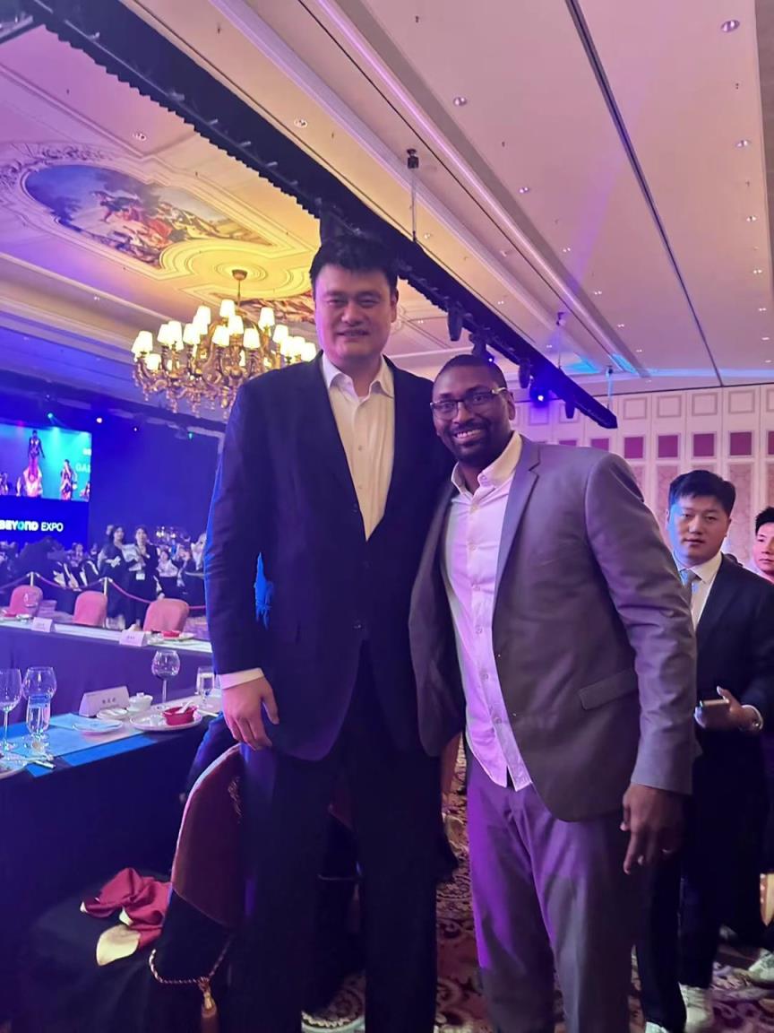 阿泰斯特曬與姚明合照：這是我最喜歡的隊(duì)友 姚！！