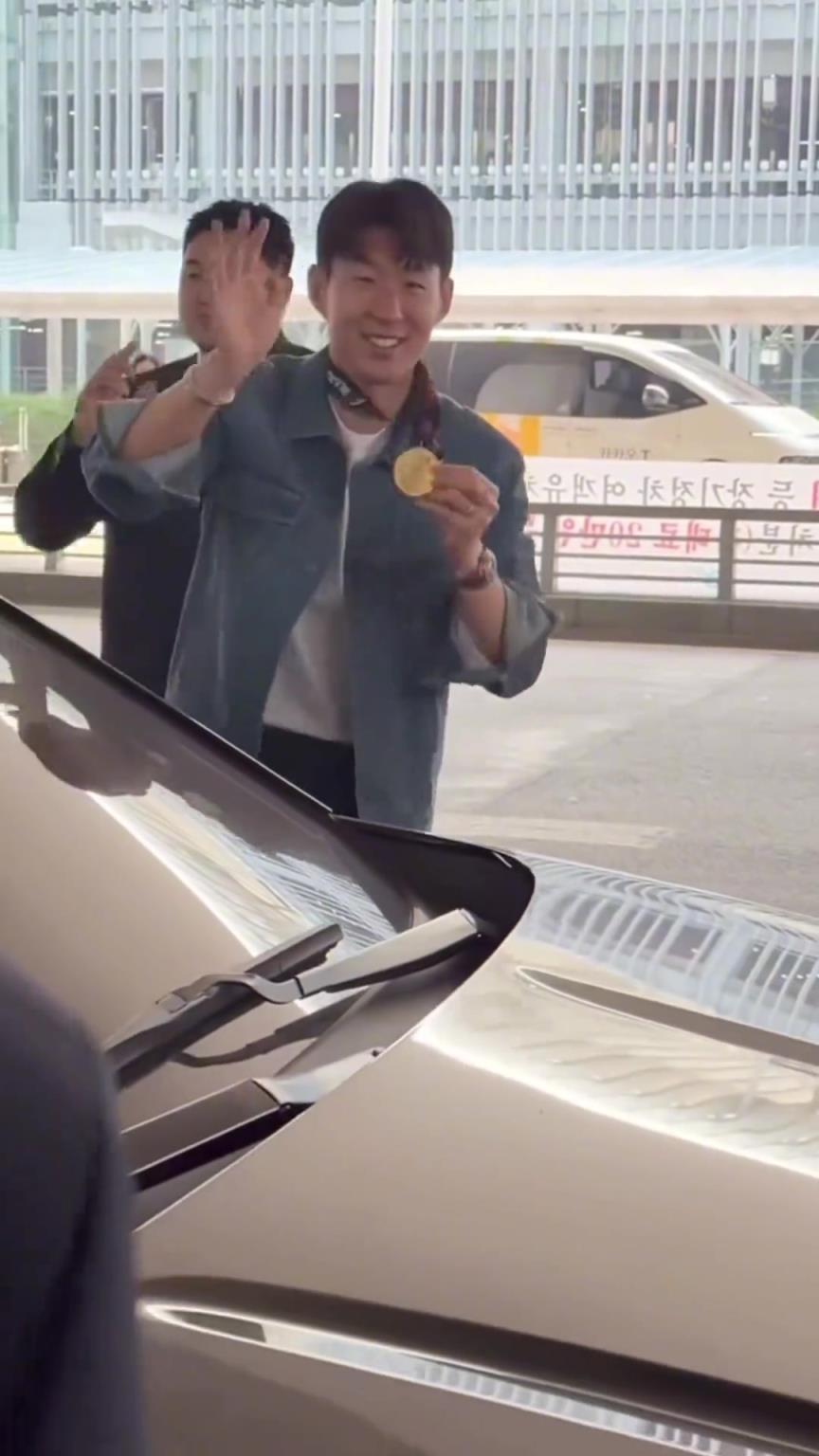 衣錦還鄉(xiāng)！孫興慜返回韓國(guó)，眾多女球迷讓其把歐聯(lián)獎(jiǎng)牌戴上