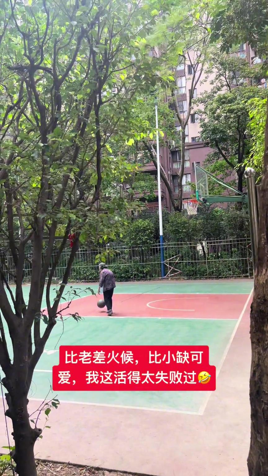 這阿婆單手一投一個(gè)準(zhǔn)，姜還是老的辣